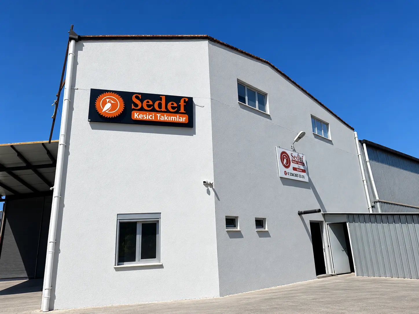 Sedef Kesici Takımlar binası ve firma tabelası